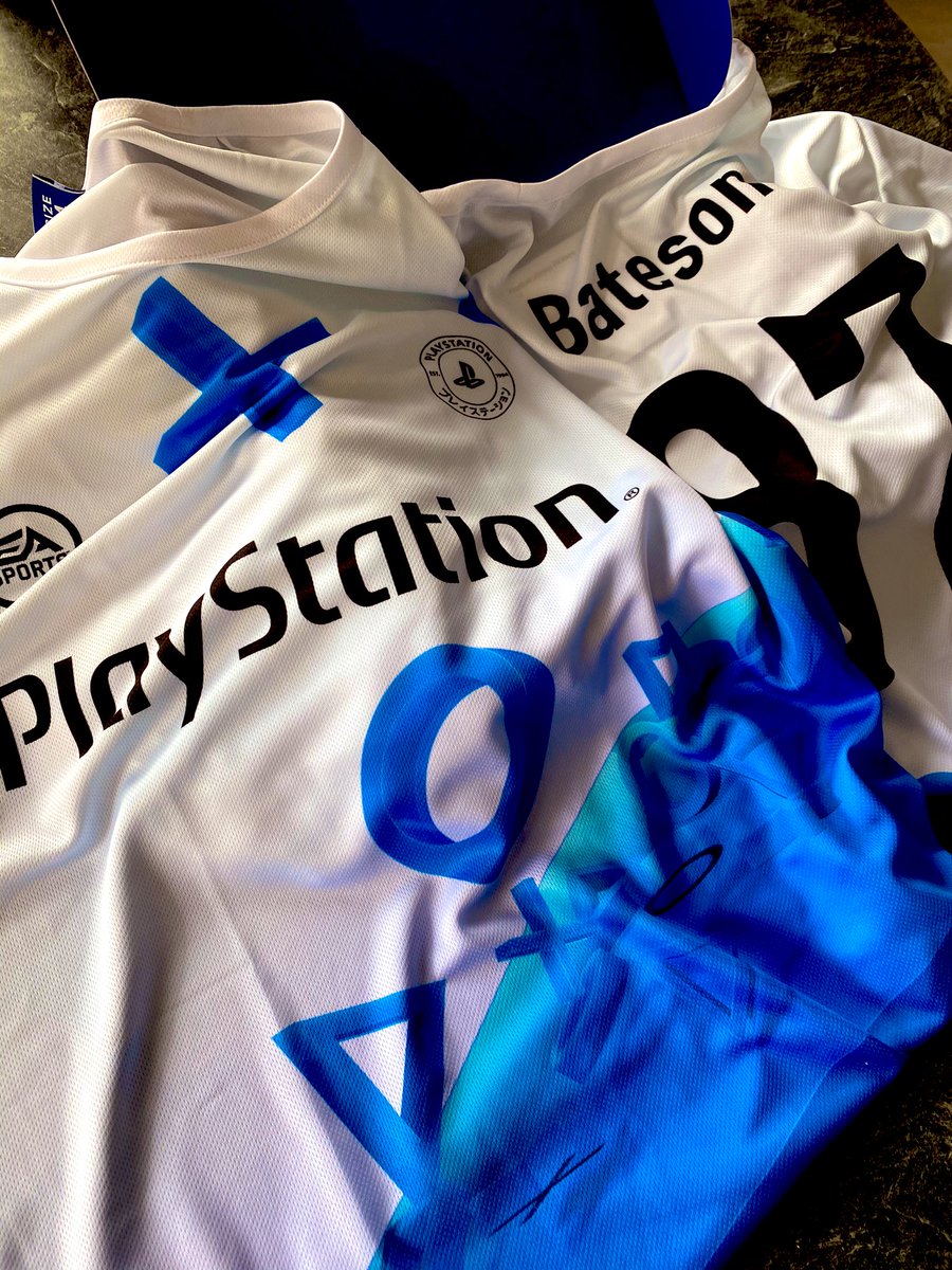 bateson87's tweet photo. Massive thanks to @PlayStation and @electronicarts for the shirts! 

It’s available in #FIFA21 now on #PS4/#PS5 via an SBC but if you like to win the IRL one feel free to RT this tweet 👀

Winner picked on Sunday night 💙 

#Gifted https://t.co/W5P0TtRERm