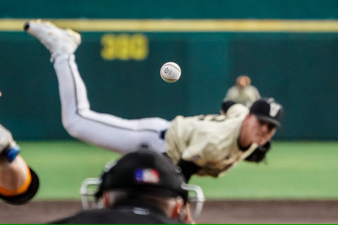 NCAABaseball's tweet photo. Vote for the #NCAABaseball Photo of the Week 📸

1⃣ @LSUbaseball He's Out ❌
2⃣ @HailStateBB Flexin' 💪
3⃣ @VandyBoys Bring The Heat 🔥
4⃣ @ORUBaseball Let It Snow ❄️ https://t.co/cJlSa9ZpJ1