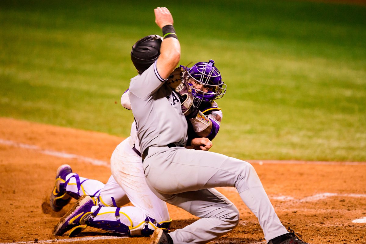 NCAABaseball's tweet photo. Vote for the #NCAABaseball Photo of the Week 📸

1⃣ @LSUbaseball He's Out ❌
2⃣ @HailStateBB Flexin' 💪
3⃣ @VandyBoys Bring The Heat 🔥
4⃣ @ORUBaseball Let It Snow ❄️ https://t.co/cJlSa9ZpJ1