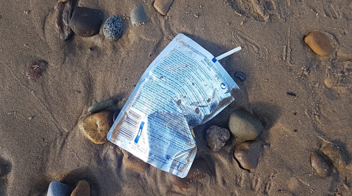 EnvironmentPage's tweet image. DAY 2 / SUSTAINABLE CHALLENGE

Pick up at least one piece of litter you see today! 🚮

If everybody did something small like this, it would make a huge difference! 😊

(Don’t forget to wear protective gloves and wash your hands thoroughly) 👍🏻

@2minbeachclean @KeepBritainTidy