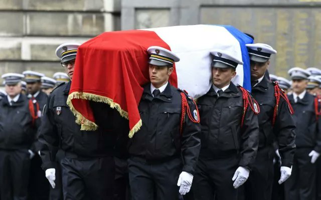 🕯️Il y a 4 ans, le 20 avril 2017, le policier Xavier Jugelé était assassiné par un barbare islamiste.
Ni oubli, ni pardon.
                  🕊️ Xavier 🕊️