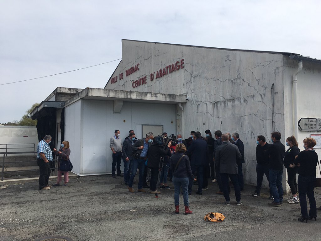 F3Perigords's tweet photo. Vers un redémarrage de l’#abattoir de #Riberac, de nombreux acteurs se sont retrouvés aujourd’hui, @cddordogne va proposer le rachat de la structure en vue d’une modernisation, un cabinet d’études travaille sur le sujet @Chambagri24 @nicolaplaton @CCIDordogne https://t.co/MGCAPFmVei