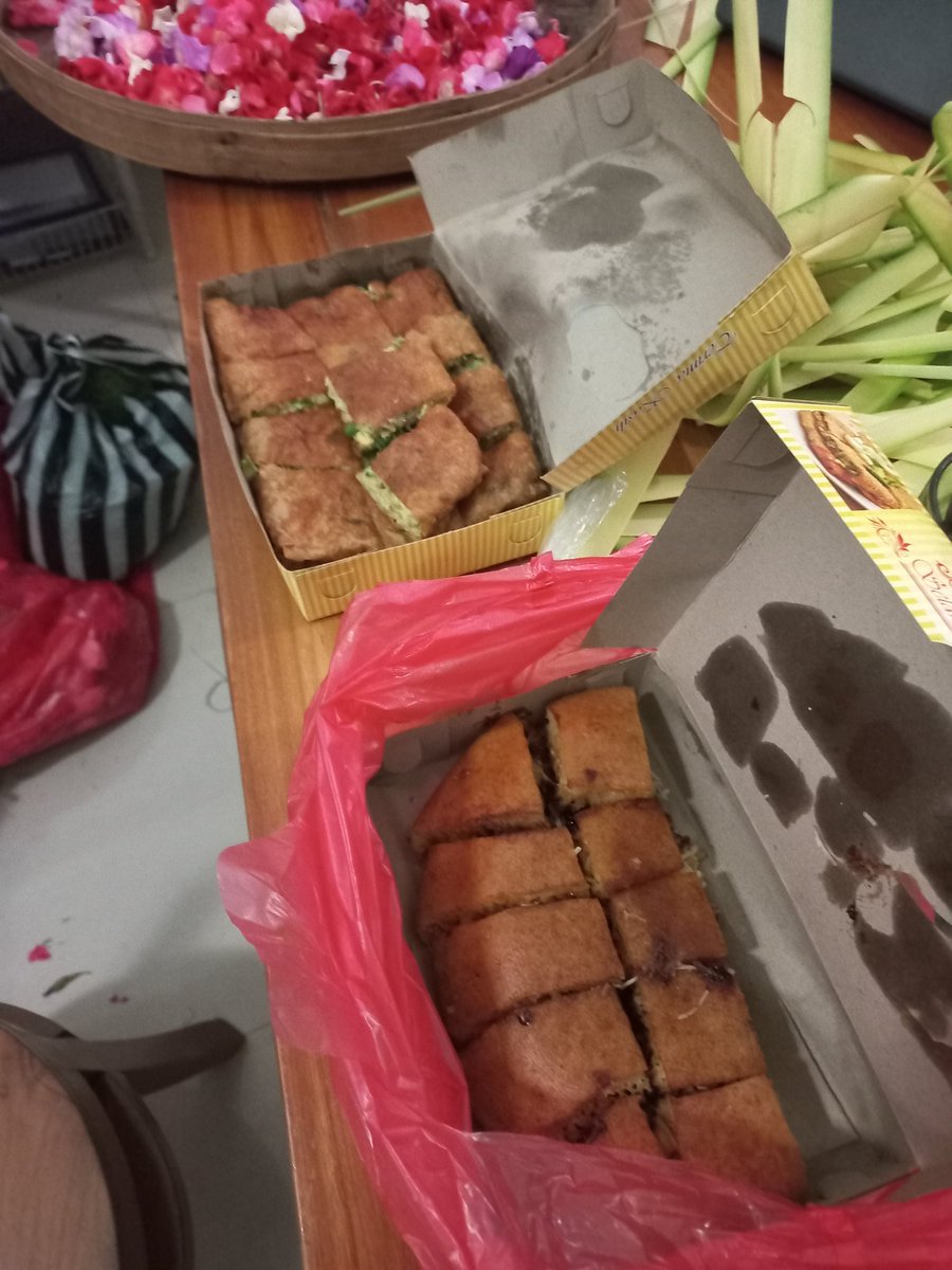 aniteapot's tweet photo. Bisa bisanya temen cewek caper ke orang tuaku kaya minta restu smp kirim martabak. Temen macam apa ini hahahaha

"Enak, mantap, temenmu pintar beli martabak" -mamaku
"Temenmu baik kali lo," -adek no 1
"Aku mau mabar ma temenmu" -adek no 2
"I LOVE U INAAA" -anita 

@nisrinaasyf https://t.co/PhwDPqjXpq