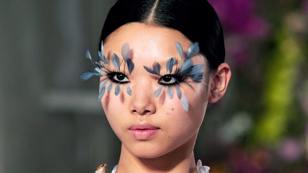 anbefale Tilbagetrækning Hovedgade 𝐁𝐄𝐑𝐋𝐀𝐈𝐍 𝐂𝐎. on Twitter: "Pat McGrath's feather lashes at the  Valentino show https://t.co/pBisTnkVq6" / Twitter