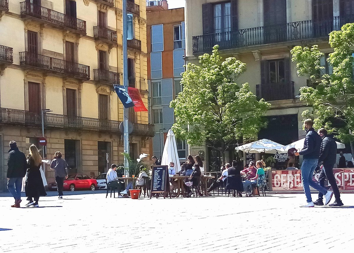 fashionhousebcn's tweet photo. Terrazas Barcelona - El Born Barcelona. Here is the Spring, sun is sweet and air is soft. The best thing to do is to seat at a table with a fresh juice or may be a beer https://t.co/ptCAsmNPr4 #barcelona #hotel #bnb #roomsforrent #kitchen #travel #traveling #studiosuite #terrace https://t.co/hShGKpEb6G