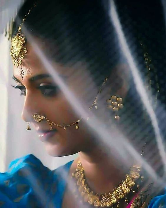 gittha13's tweet photo. బుడ్డోడు లేచి బుడిబుడి నడకలు నేర్చుకునేది ఆమె చిటికెనవేలు పట్టుకునే.శృంగారంలో అన్నప్రాసన జరిగింది ఆమె ఒడిలోనే.సరసంలో ఓనమాలు దిద్ది బలపం అరగదీసింది ఈ సాలభంజిక బడిలోనే.ఆ మెలికల ఒంపులు,లోతు మడతలు,ఒత్తుకురుల నీడలో మత్తుగా సాగిన రాత్రులెన్నో.ఆమే,నా గుండెగుడిని ఏలే ఏకైక రసిక సామ్రాజ్ఞి https://t.co/r4eg5WFMGq