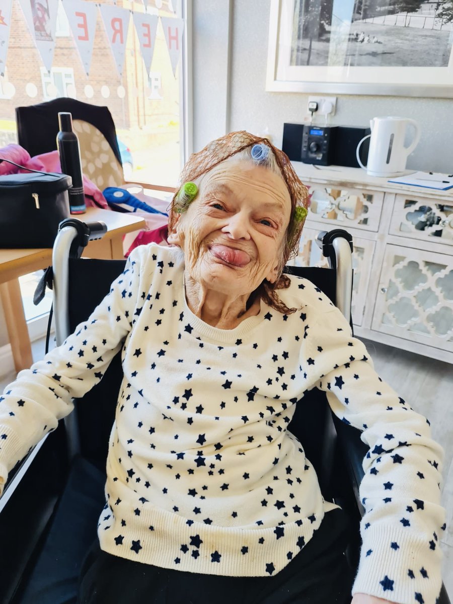 GoldendaleHouse's tweet photo. Spring has officially sprung here at Goldendale House! 🤩

This week, residents have enjoyed making beautiful flowers to put on display! 🌼

#GoldendaleFamily #CareHomesUK #CareHomeActivities #StokeOnTrent #Staffordshire #SpringTime https://t.co/LyckYx7ern