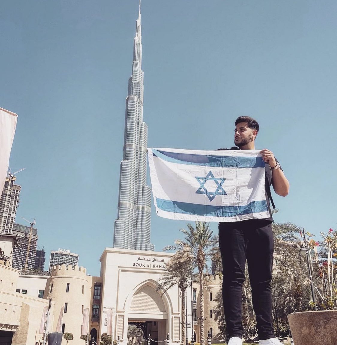 مواطن اسرائيلي يرفع العلم الاسرائيلي بكل فخر في الامارات العربية المتحدة @rudy_rochman …