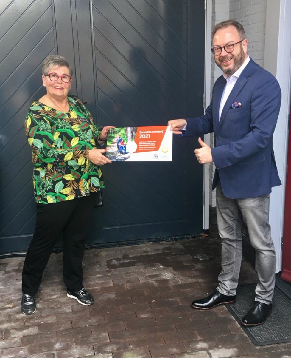 Deze week start de Zonnebloem met lotenverkoop om geld in te zamelen, zodat hun activiteiten kunnen blijven doorgaan. De burgemeester kocht het 1e lot. De vrijwilligers brengen bestelenvelopjes rond; de gekochte loten worden thuis afgeleverd. Of koop ze op zonnebloem.nl/loten//p/A00452