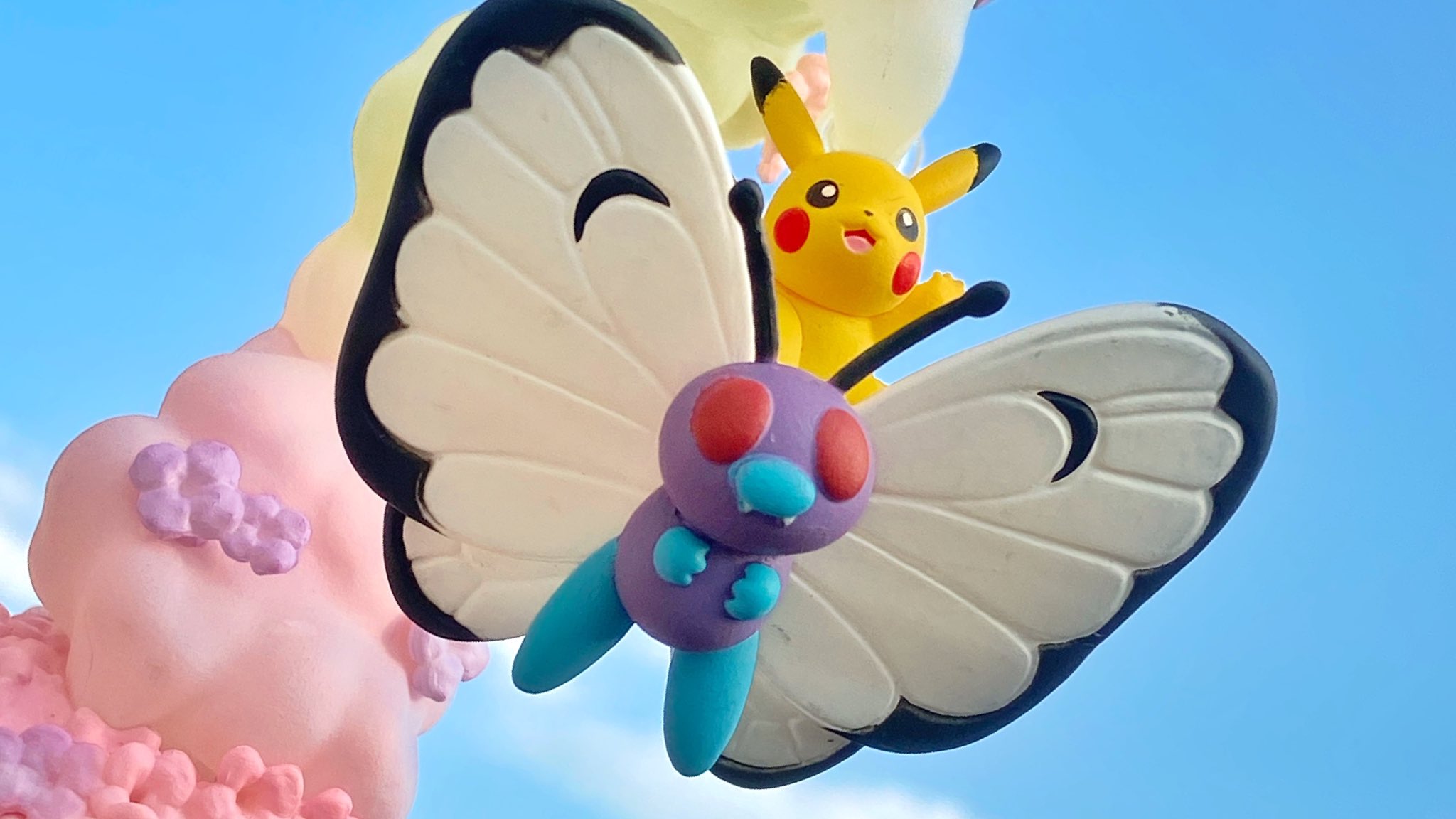 ヒノッチ 沖縄北谷 リーメントのポケモン新商品 Swing Vignette Collection お迎えしました キャタピー ボクいつか大きな羽根のバタフリーに進化するんだよ ピカチュウ わっ そうなんだ すごい ピカチュウも乗せてあげる 一緒に飛ぼうね