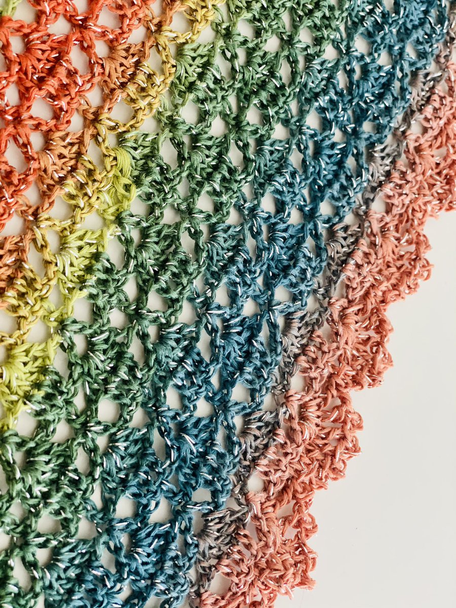De #twisty #elise #omslagdoek van <a href="/MadeBySiem/">Made By Siem</a> is ook klaar...✔️ Had net genoeg wol om het randje eromheen te maken...😍

#crochet #haken