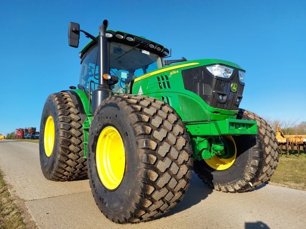 brockswheeltyre's tweet photo. A huge set of turf wheels for a new @JohnDeere 6135R.
35.5LR32 & 710/65R26 Alliance Tires block pattern tyres on rims.
Tractor supplied by Tuckwells Ardleigh
#johndeertires #farminguk #alliancetires #blockpattern #tyreandwheels #tuckwells #turfwheels #bwt #hugewheels https://t.co/JCYPWlQrcj