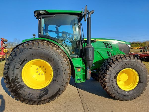 brockswheeltyre's tweet photo. A huge set of turf wheels for a new @JohnDeere 6135R.
35.5LR32 & 710/65R26 Alliance Tires block pattern tyres on rims.
Tractor supplied by Tuckwells Ardleigh
#johndeertires #farminguk #alliancetires #blockpattern #tyreandwheels #tuckwells #turfwheels #bwt #hugewheels https://t.co/JCYPWlQrcj