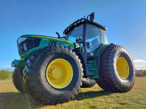 brockswheeltyre's tweet photo. A huge set of turf wheels for a new @JohnDeere 6135R.
35.5LR32 & 710/65R26 Alliance Tires block pattern tyres on rims.
Tractor supplied by Tuckwells Ardleigh
#johndeertires #farminguk #alliancetires #blockpattern #tyreandwheels #tuckwells #turfwheels #bwt #hugewheels https://t.co/JCYPWlQrcj