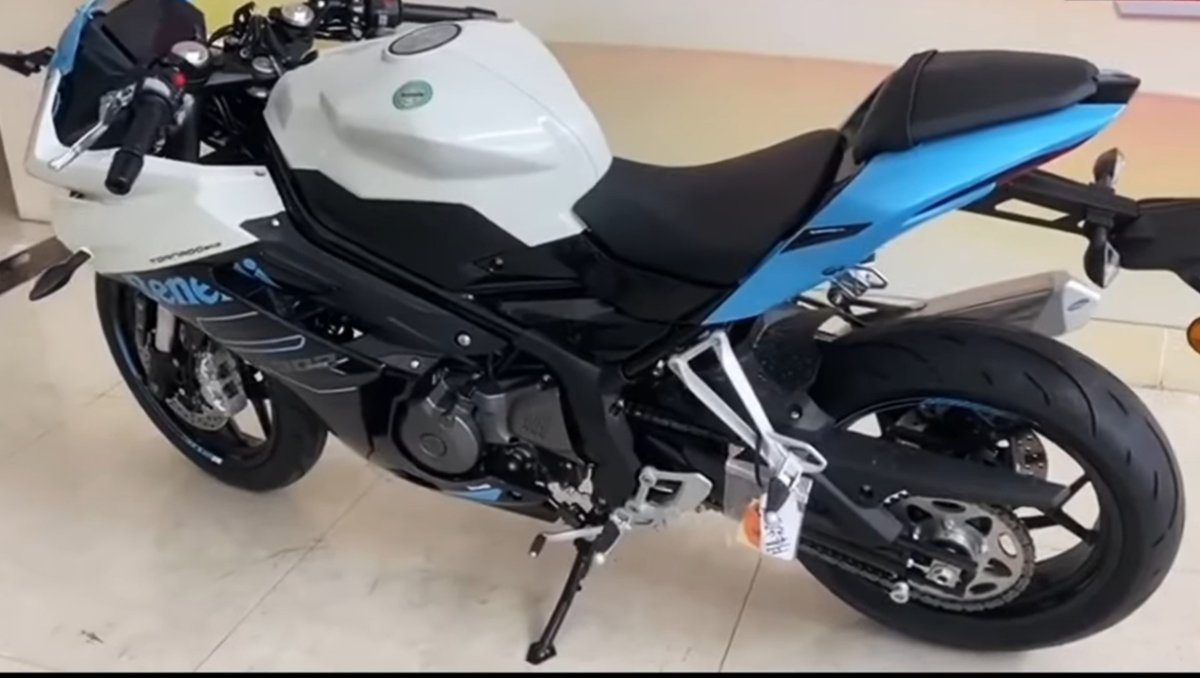 BikeWale's tweet photo. Benelli 302R has arrived at showrooms in China where it is priced at an equivalent of Rs 3.42 lakh. It is now Euro 5 compliant and comes with a host of additional features. To know more, head to https://t.co/n3kOTKairz

#BWNews #Benelli #302R #motorcycle #bikelife https://t.co/J9hJtGYYVn