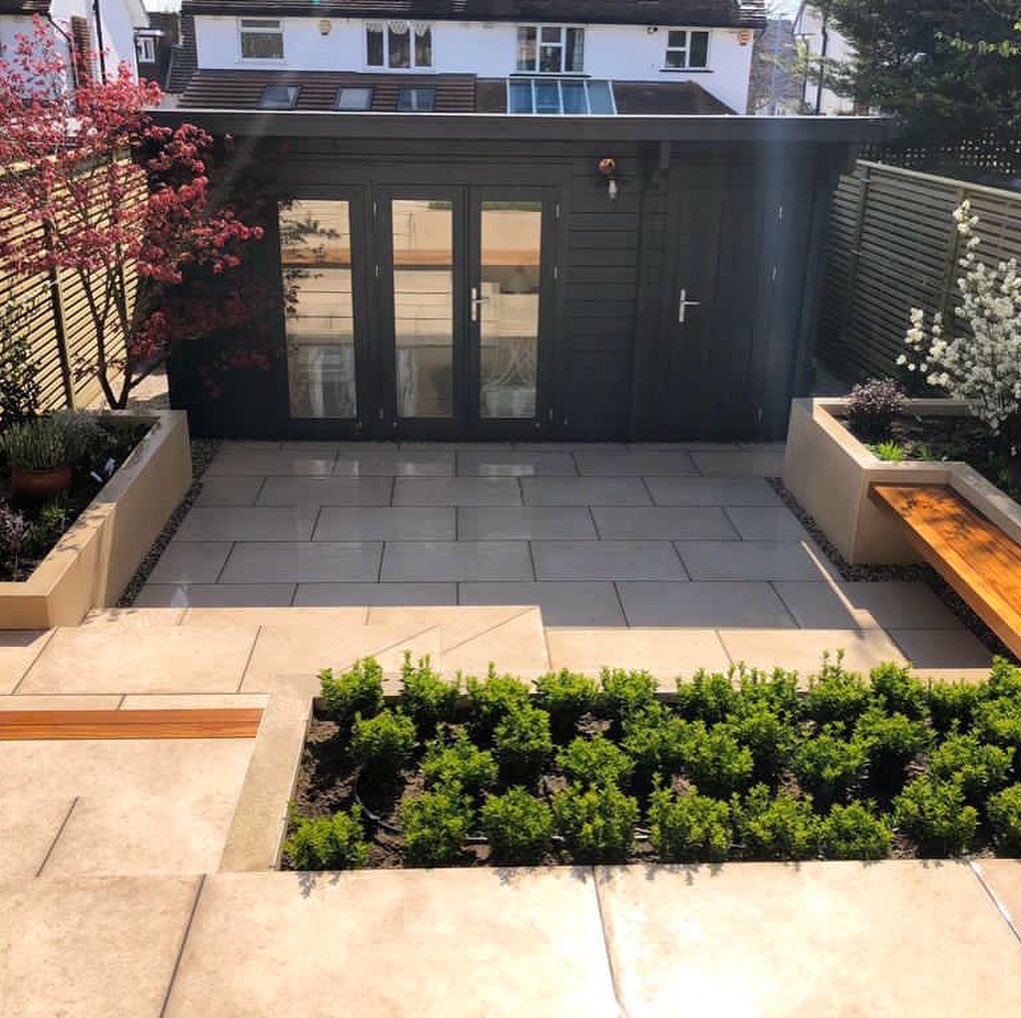 A few snaps from our recent #surbiton project. Sunshine really brings out the best in the <a href="/_LONDONSTONE/">London Stone</a> Florence Beige porcelain paving ☀️👌 
design by <a href="/janicecripps/">Janice Cripps</a> 
#garden #transformation #picoftheday #landscaping #London