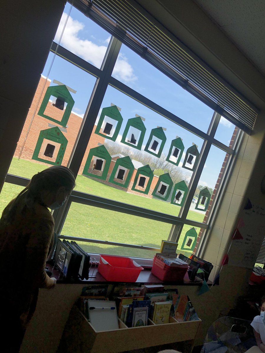 megs3426's tweet photo. The greenhouse is open in Kindergarten at Ruth Ann Monroe Primary School! Students are observing and recording daily changes in their bean seed! #buddingbotanists @DavWarren3 @carbaugh1 @LisaJKeyser1 https://t.co/5wVHd4fbtR
