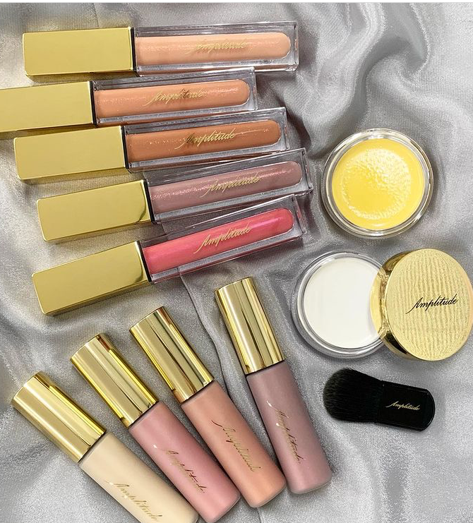 美的 アンプリチュード 夏コスメ21 注目アイテム コンスピキュアス リップグロス ピュアなベージュカラー セクシーなストロベリーピンクまで5色展開 みずみずしいうるおい感を与えながらセンシュアルな唇を演出 T Co X0bsji5qvb