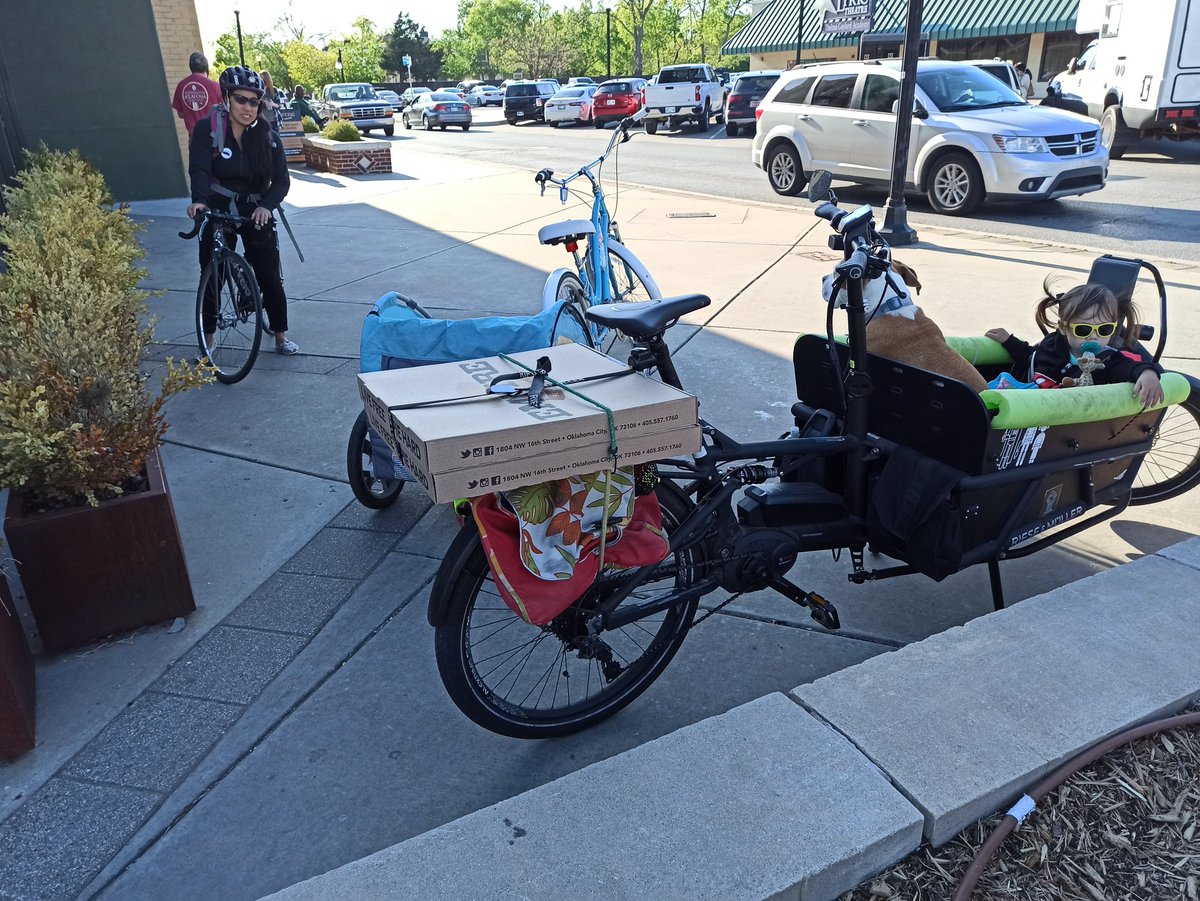 carlitecarfangs's tweet image. #30DaysOfBiking Day 18: weekend pizza pickup from @EmpireSliceOKC 

#CargoBikeFamily
#BikeLocalShopLocal