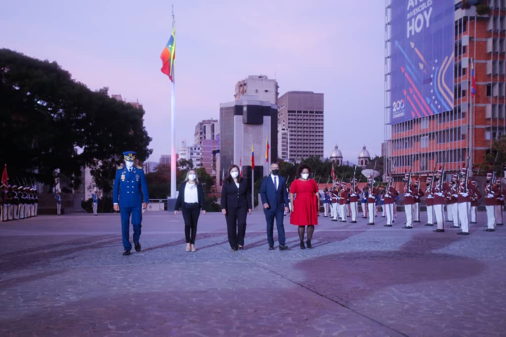 #EsNoticia || Gobierno Nacional conmemoró 211 años de la gesta independentista de Venezuela del #19Abr, desde el Panteón Nacional de Caracas. #LaCovidNoEsJuego Leer más: bit.ly/3drT2AN