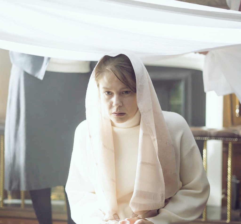 девушка за стеклом на русском языке