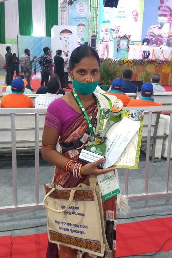 କଣ୍ଟାମାଳ ବ୍ଲକ ଅନ୍ତର୍ଗତ ଗୁଡ଼ଭେଲି ପଦର୍  ଗ୍ରାମପଂଚାୟତ ଉଚ୍ଚବାହାଲି ଗ୍ରାମର ଜଗଦମ୍ବା ମହିଳା ସ୍ୱୟଂ ସହାୟକ ଗୋଷ୍ଠୀ ପନିପରିବା ଚାଷପାଇଁ ରାଜ୍ୟସ୍ତରରେ ସମ୍ମାନିତ ହେବାସହିତ ଦଶ ହଜାର ଟଙ୍କାର ପୁରସ୍କାର ରାଶି ଗ୍ରହଣ କରିଛନ୍ତି ।