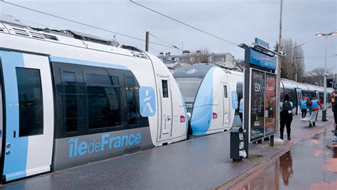 jfporchez's tweet image. Le vécu qui parle: Tu es sur le quai à Clamart direction Paris-Montparnasse, et d'un coup le train arrive, alors là tu te dis que @vpecresse a pensé à tout! Sur chaque wagon c'est écrit X fois IDF mobilité. Aucun risque (sauf le bleu) de se retrouver dans le train de Wauquiez.