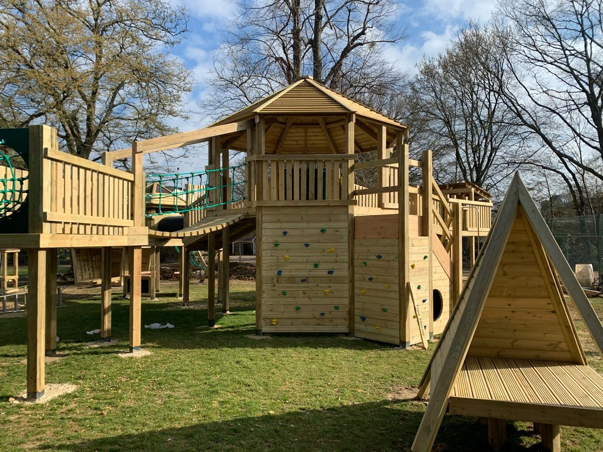 TIMOTAY_PLAY's tweet photo. What a great way for this school to start the summer term, with an upgraded playground! #outdoorlearning #playgrounddesign #playgroundconstruction https://t.co/3o3WI8rtZQ