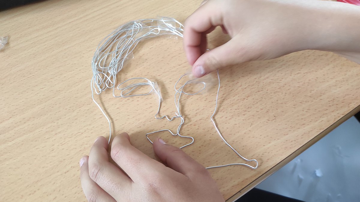 jaimemunne's tweet photo. Los alumnos de primero de secundaria del @ColegioSalliver han comenzado a trabajar en el diseño y construcción de sus propios autorretratos filiformes. Estamos ansiosos por verlos resultados. #crecerenconfianza #epvav https://t.co/uBktM2Rc1e
