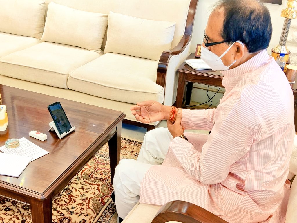 Shivraj Singh Chouhan (@chouhanshivraj) on Twitter photo आज आध्यात्मिक गुरु <a href="/SriSri/">Gurudev</a> जी से वीडियो कॉल के माध्यम से #COVID19 संक्रमण की रोकथाम के संबंध में सकारात्मक चर्चा हुई।
श्री श्री और <a href="/ArtofLiving/">The Art of Living</a> की टीम, योग व अध्यात्म के माध्यम से मध्यप्रदेश की जनता के बेहतर स्वास्थ्य के लिए हरसंभव मदद करेंगे। इस मानवीय पहल के लिए हृदय से आभार। आज आध्यात्मिक गुरु <a href="/SriSri/">Gurudev</a> जी से वीडियो कॉल के माध्यम से #COVID19 संक्रमण की रोकथाम के संबंध में सकारात्मक चर्चा हुई।
श्री श्री और <a href="/ArtofLiving/">The Art of Living</a> की टीम, योग व अध्यात्म के माध्यम से मध्यप्रदेश की जनता के बेहतर स्वास्थ्य के लिए हरसंभव मदद करेंगे। इस मानवीय पहल के लिए हृदय से आभार।