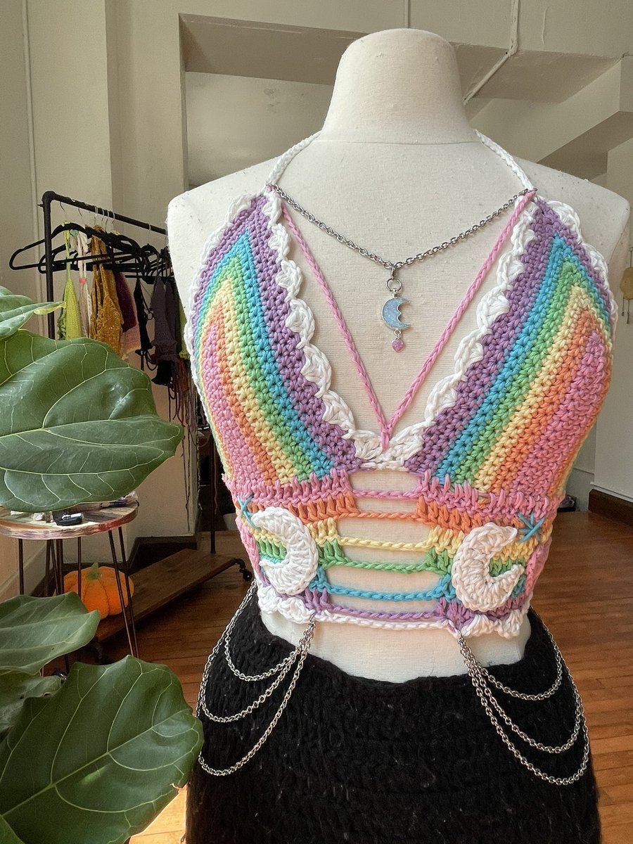 cruel_daughter's tweet image. excuse me!!! me and @lunamosity_ really popped off with this first collab top!!! 🍭✨🌈☁️⛓🌸💟