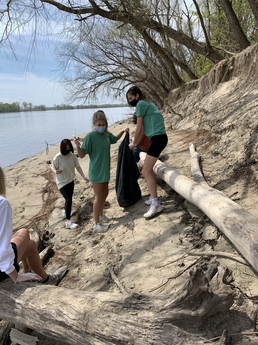 StJoeAngels's tweet photo. Members of #SJAGlobalEd &amp; Earth Angels continued SJA's involvement with the Mississippi River Plastic Pollution Initiative, sponsored by @InsideNatGeo, @NatGeoEducation, @TiaraMRCTI, @UNEP_NAmerica, @DebrisTracker, @universityofga! #STEM #IntellectualDistinction #NotIButWe https://t.co/mr3Fu0bKXT