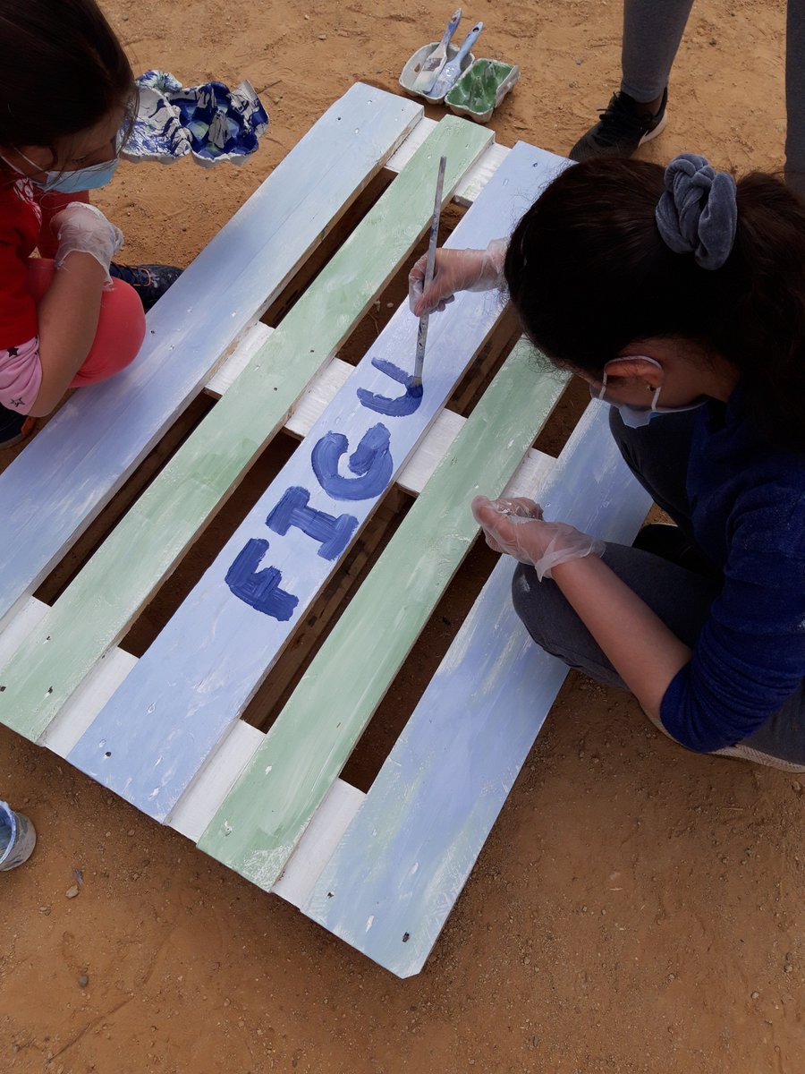 Educambient_'s tweet photo. Seguim amb el #projectebiodiversitat construint l'aula natura amb els infants de cicle superior de l'escola Las Seguidillas a @AjuntamentBadia. Avui polint i pintant els palets que protegiran els arbres fins que creixin!
#educacioambiental #aulanatura #educambient #aprenemfent https://t.co/KMXx193hhu
