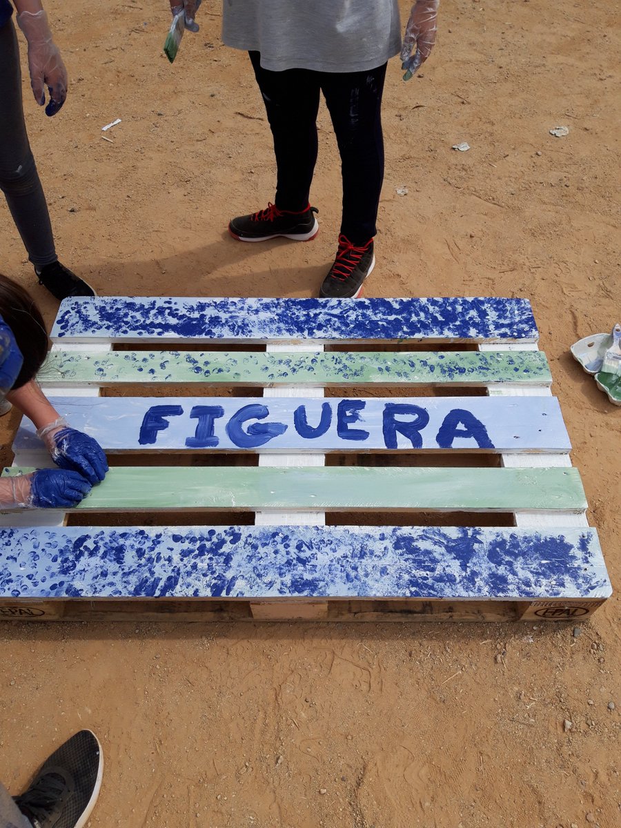 Educambient_'s tweet photo. Seguim amb el #projectebiodiversitat construint l'aula natura amb els infants de cicle superior de l'escola Las Seguidillas a @AjuntamentBadia. Avui polint i pintant els palets que protegiran els arbres fins que creixin!
#educacioambiental #aulanatura #educambient #aprenemfent https://t.co/KMXx193hhu