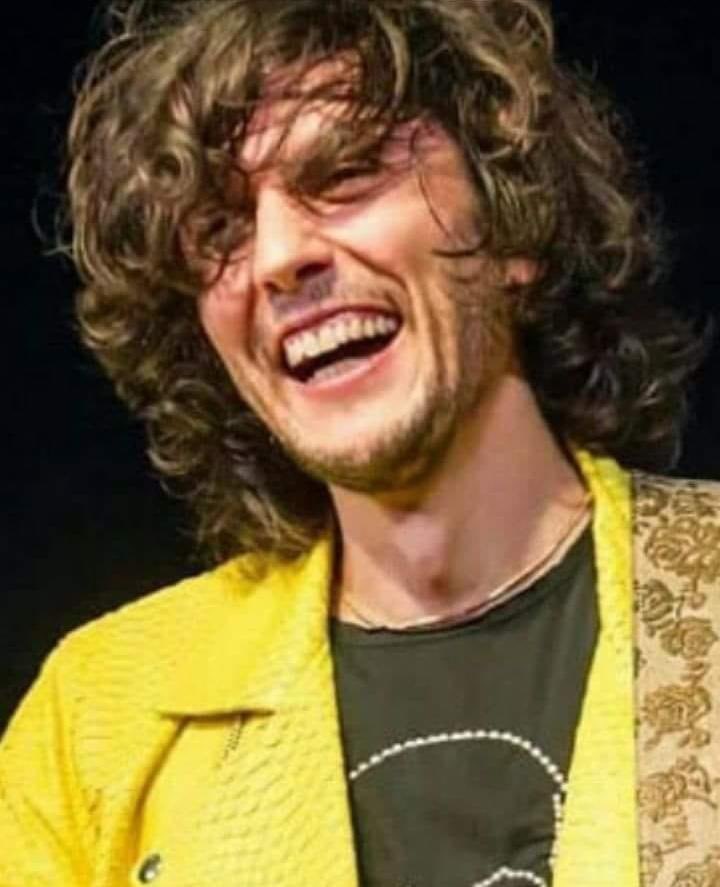 pensierieforme's tweet photo. Caro Ermal, ti sarรฒ sempre grata per aver reso la mia vita ancora piรน bella attraverso la tua musica, le tue parole e il tuo sorriso...รจ con questo profondo senso di gratitudine che ti faccio un mare di auguri per questi tuoi unici 20+20 โค๏ธ ๐ผ๐น๐ค๐ธ #BuonCompleannoErmal #Meta40 https://t.co/gW8o4HvTxh