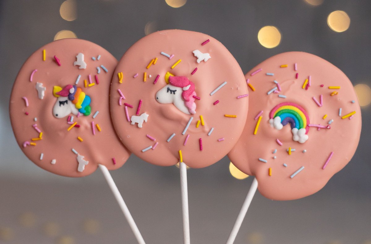 Unicorn lollipops - Belgian white chocolate coated in pink coco butter and sprinkled with unicorn sprinkles. Birthday, gifts or movie nights - it’s a winner for all 🦄🍭 
#snack #foodie #gifts