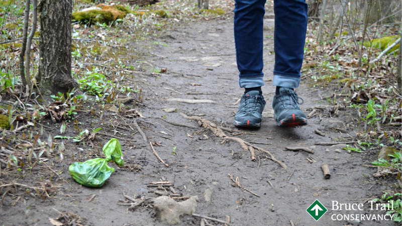 BruceTrail_BTC's tweet photo. Pee-yoo! Dog poop doesn’t belong on the #BruceTrail or in our natural areas #EarthWeek or any week. Don’t leave bagged waste behind & don’t flick the poop into the woods where it can contaminate soil & water. #petiquette #dogsthathike #LeaveNoTrace https://t.co/C7vfsFTzr1