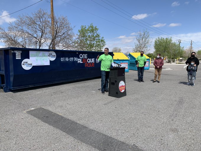 AlcaldeKeller's tweet photo. Estamos iniciando un mes de limpiezas comunitarias con @ABQBeautiful. Todos podemos ayudar a mantener nuestra ciudad limpia y cuidar nuestro planeta. Obtenga más información en https://t.co/PGTqudJy1Z.
#UnAlbuquerque https://t.co/PAvH7ryeJS