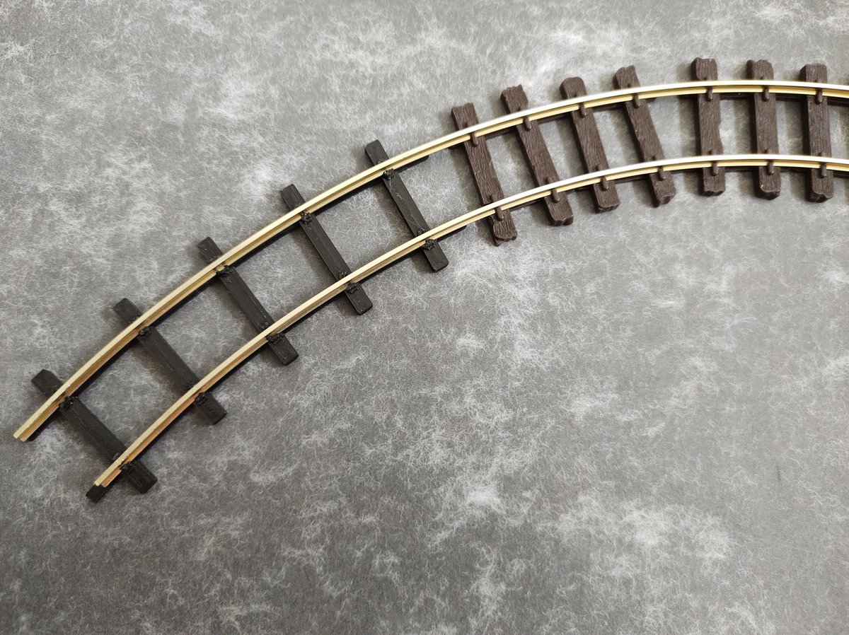 CinderPathModel's tweet image. Testing out some 3D printed track!
This is O-16.5, based on steel sleepered 2'6" track on MOD sites, and the rail is PECO Code 100 bent to shape using one of my own rail benders.