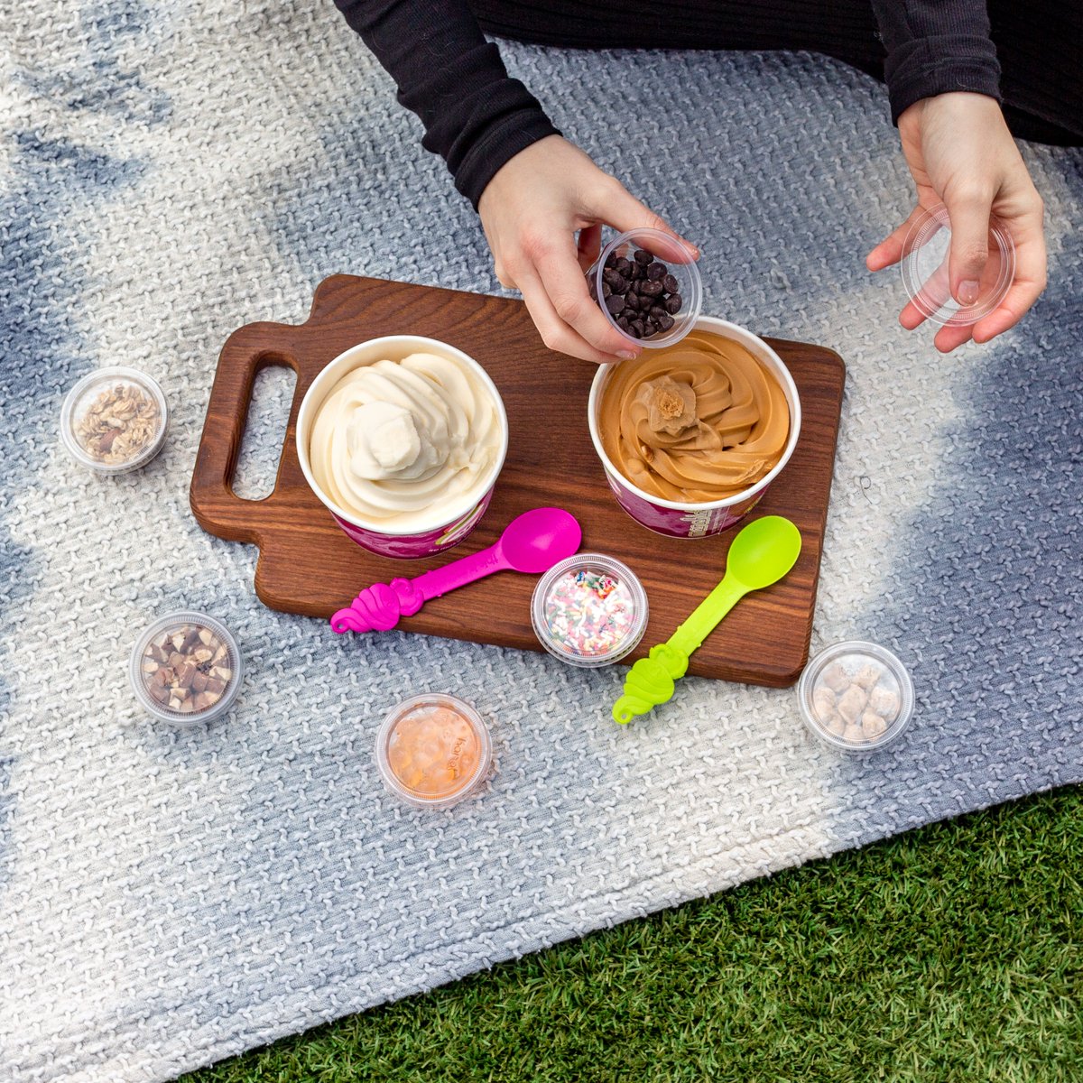 MyMenchies's tweet photo. If you need us, we'll be here 📍#ToGo #Picnic #Spring #BackyardPicnic #Menchies #FrozenYogurt #Froyo #SweetTreat #Dessert #FrozenDessert #FrozenTreat #SpringBreak https://t.co/dsD4dGMcmd