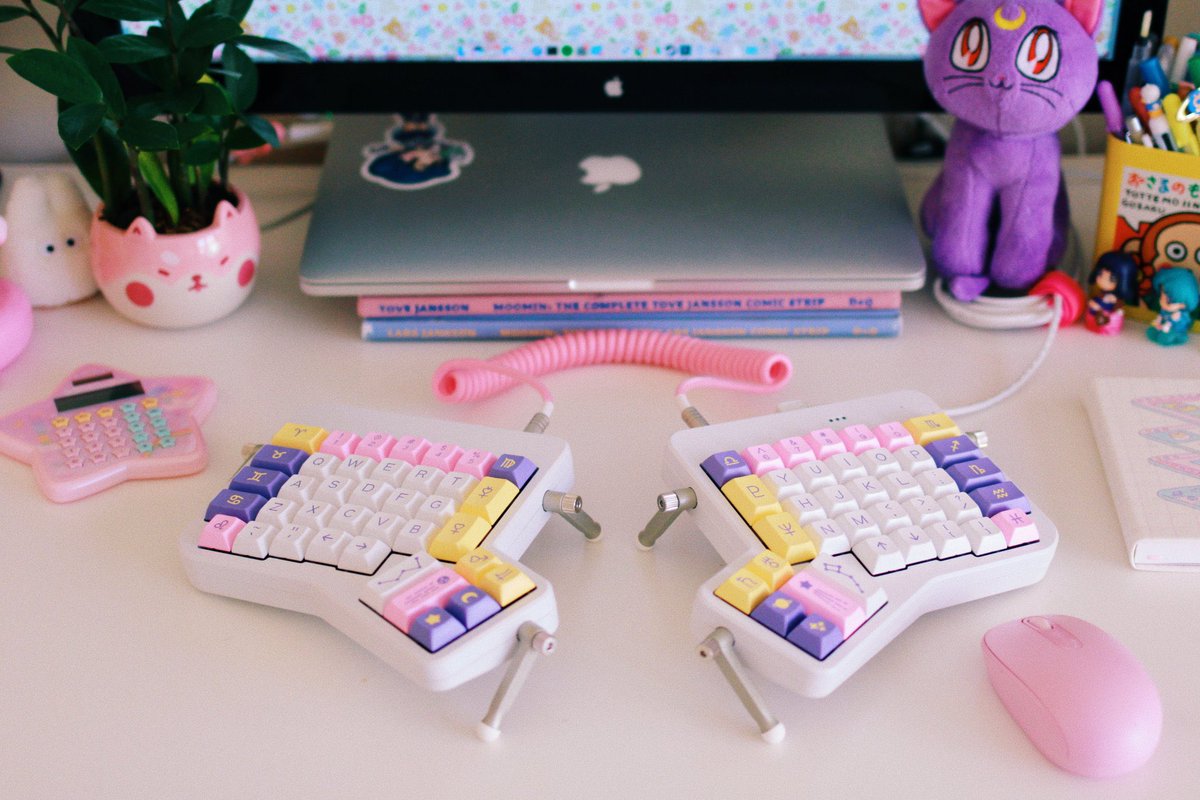 sailorhg's tweet photo. “what serious developer would use a pink imac?”

the serious developer who co-designed these keys, for one 👇🏼👇🏼👇🏼 https://t.co/oXvnoOP0c1