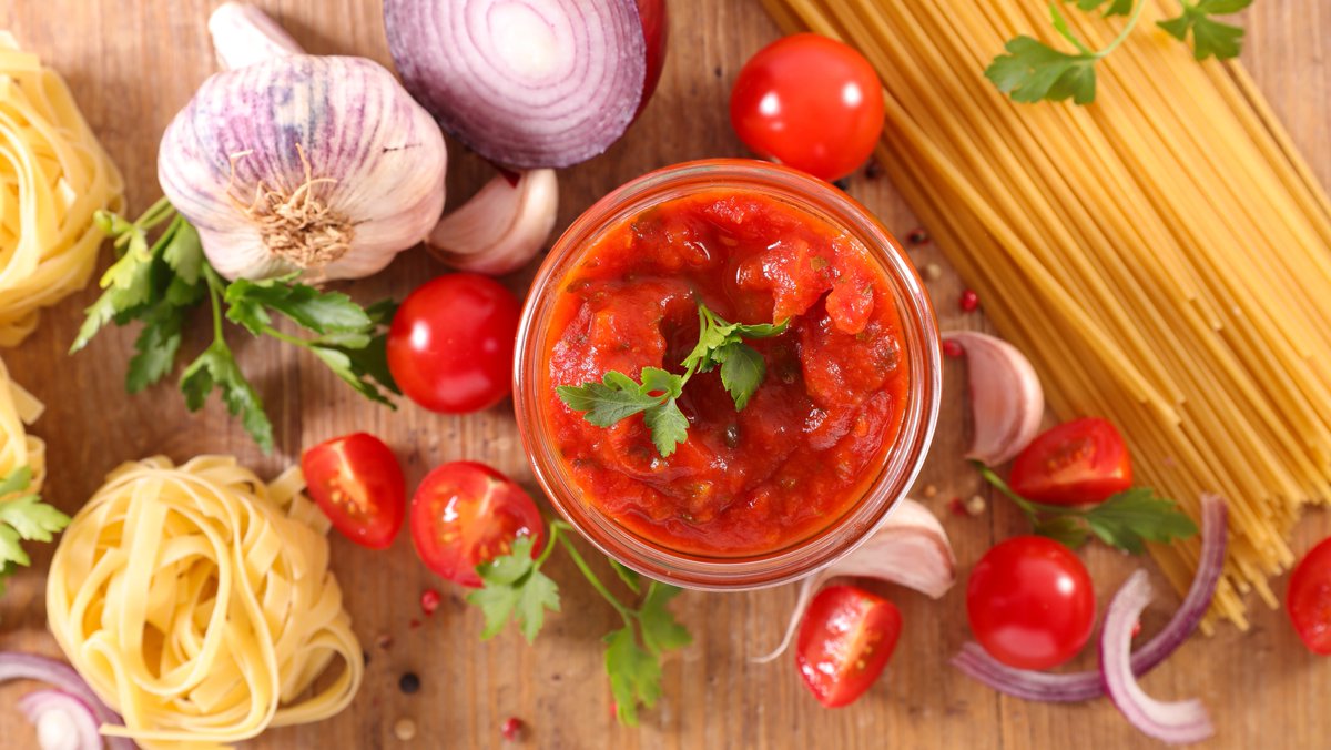 sharethepasta's tweet photo. Here's a #PastaFact from Chef Rosario: “Fresh pasta & dry pasta are both great! Dry pasta is popular in Southern Italy & is served with robust sauces. Fresh pasta, like fettuccine, is popular in Northern Italy & is served with lighter sauces.” https://t.co/hjiyhYvinJ. https://t.co/3XQSkx6va9