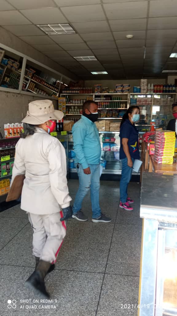 lilidiaz8's tweet photo. 📌 #Plan101 ACTIVO!
Servidores públicos del @MinCoNacional, realizan despliegue #Hoy en el estado #Carabobo, para verificar el cumplimiento de la LOPJ y protocolos de bioseguridad en los establecimientos autorizados para laborar.
@EneidaLayaPsuv @ejalvarezg
#LaCovidNoEsJuego https://t.co/QQrXXBstdn