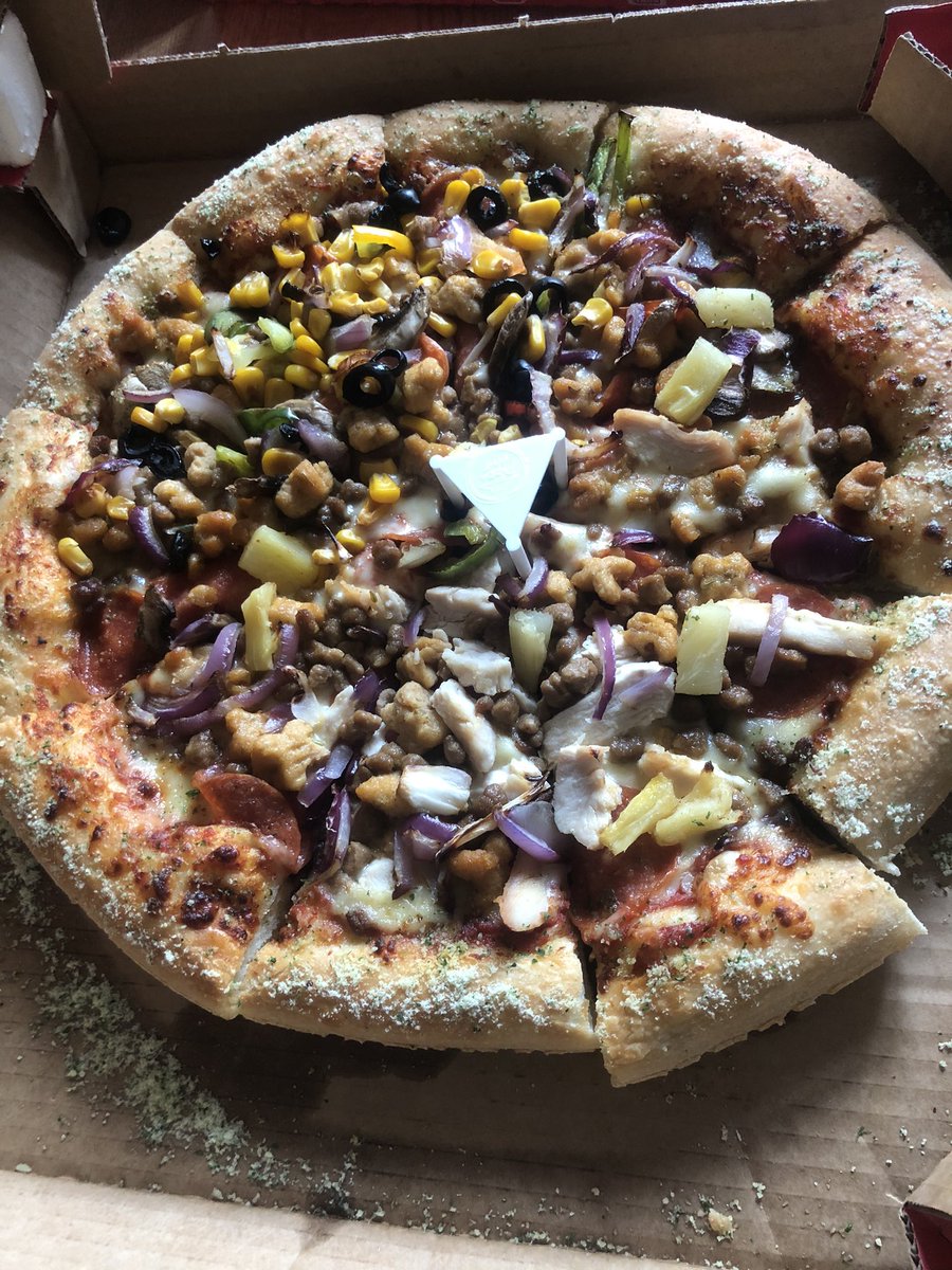PJ_37's tweet photo. @pizzahutuk late, cold &amp; incorrect order for one of them also (random pineapple 🍍 and 🧄 sprinkles) - too late in eve to request another, what options are there to fix this please? https://t.co/DYi5prkush