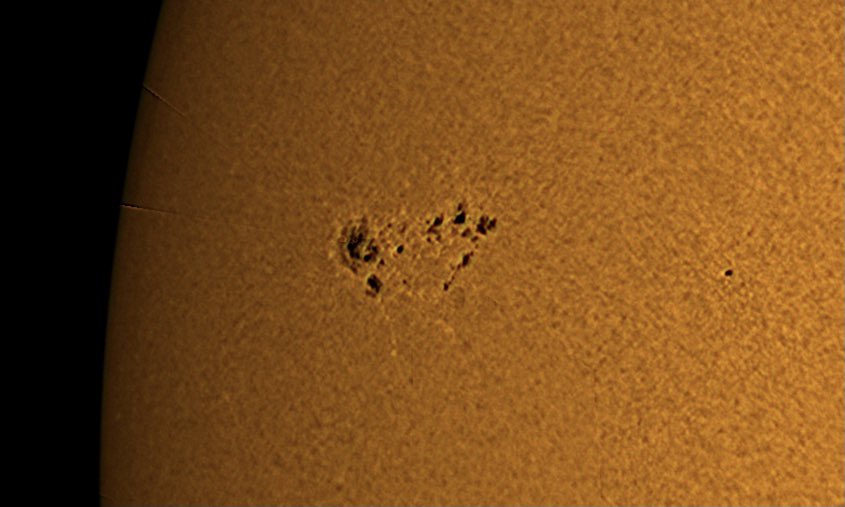 ChrisReesPhD's tweet photo. Nice surprise to see a few more active regions on the surface today, lots of easily visibly sun spots. Bit different to the weekend when all looked quite quiet. 🔭☀️@NASASun @spacewxwatch @_SpaceWeather_ @spaceweather @WolfDotSolar #Sun #Spots #Solar #astronomy @apod https://t.co/UEv1OWwe53