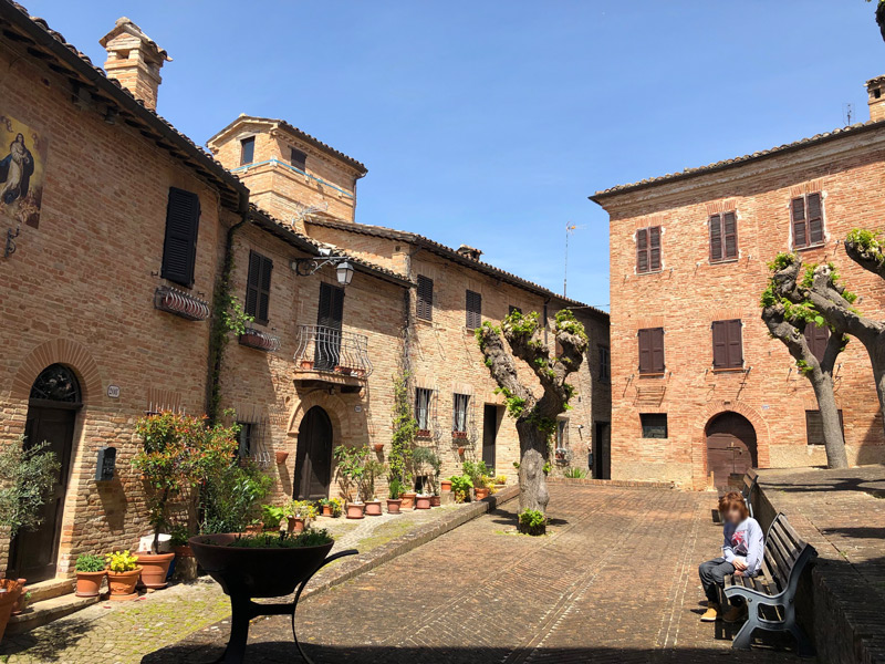 UnconvTour's tweet photo. #Italia da scoprire in totale libertà! Cominciamo dalle Marche in bici tra abbazie, eremi e tanta natura. 
https://t.co/Vn5oAciBCW
#borghi #outdoor #natura #Marche https://t.co/SPp5qQdWpm