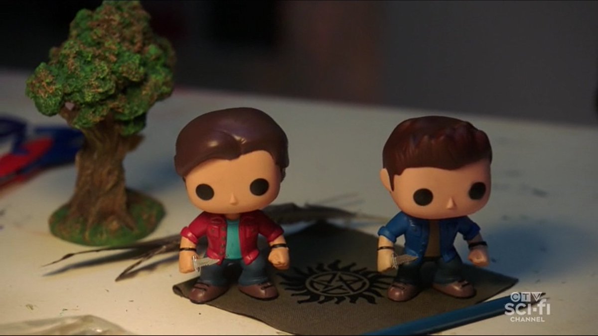 Of course, you can say anything could’ve happened in that draft. But at the end of that episode, in the very last seconds, we see Chuck continue writing and we see a zoom-in on the Funko Pops of Sam and Dean, underneath them a notebook (the journal) and right next to them a tree.
