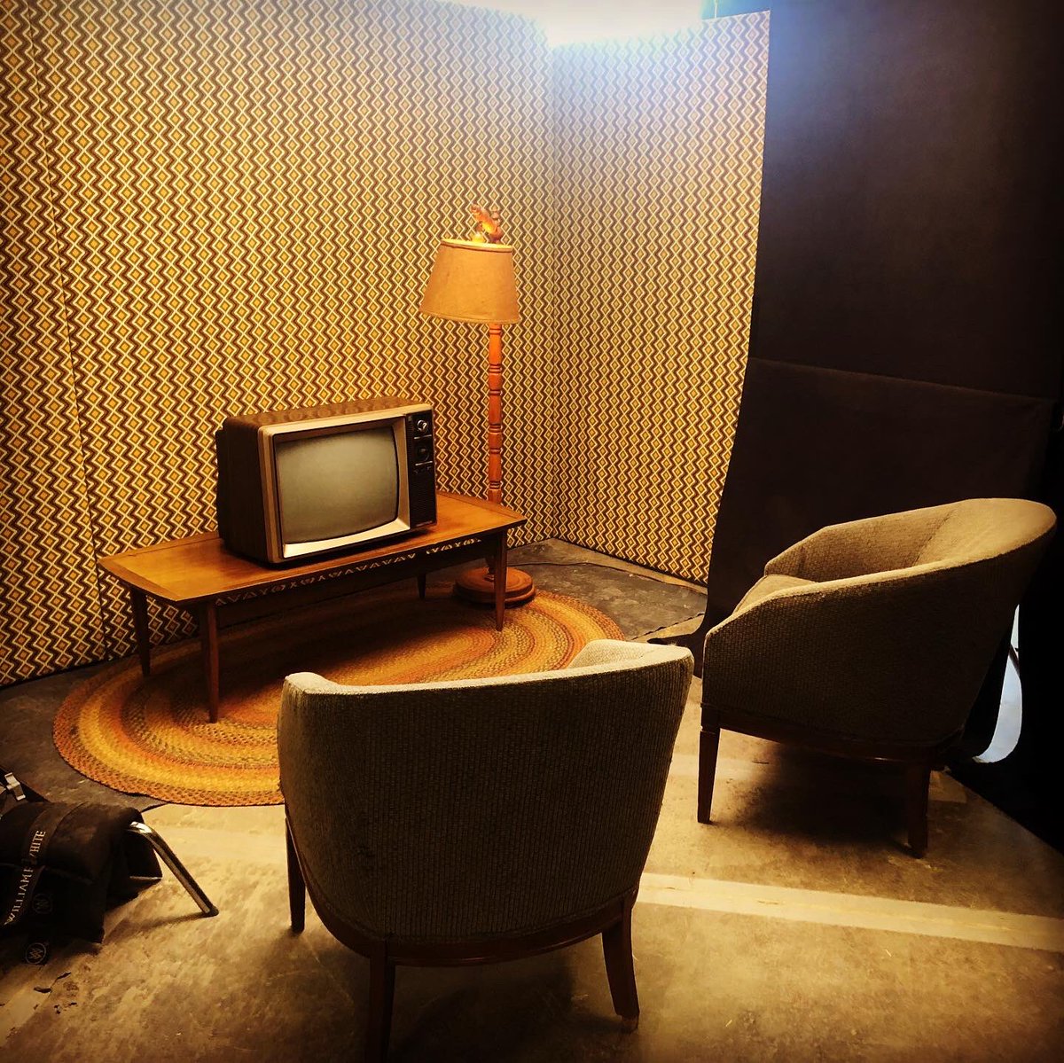 BasicBlkDesigns's tweet image. #SetDesign
#SetDecor
#SetStyling
#PropStyling
#MovieDesign
#MovieDecor
#70sdecor