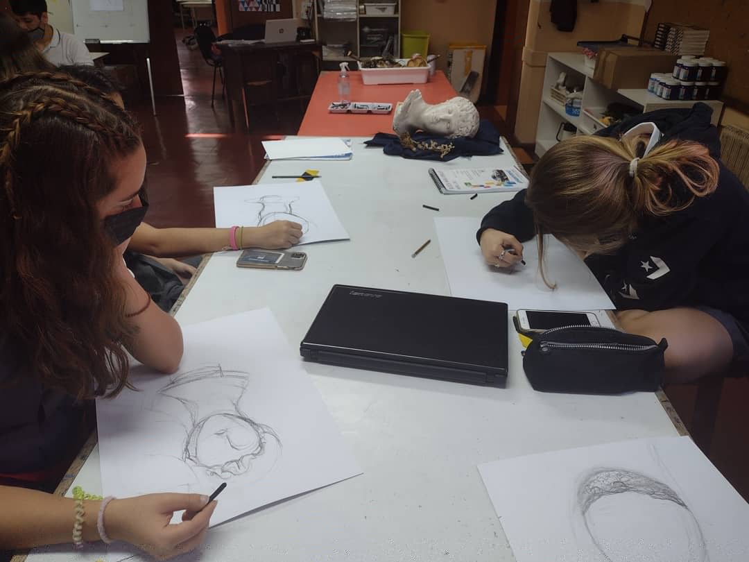 moihynes's tweet photo. Aprender a observar. La mano que trabaja... #stilllife #charcoaldrawing #artclass #learningenvironment @BelgranoDay @BDSMiddleSenior https://t.co/TYV9pHcjBr