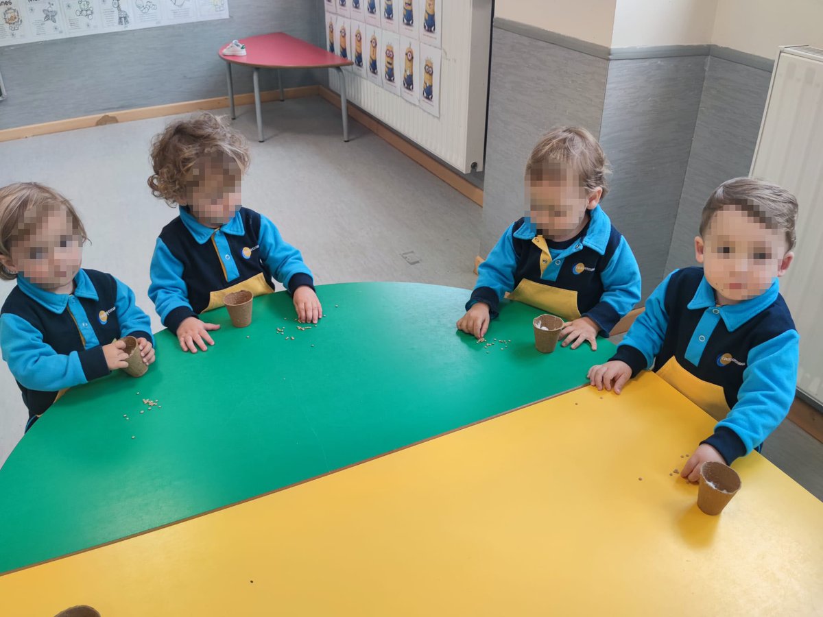 ¡Magia!

Los alumnos de 1 Año despiertan su curiosidad sobre el mundo de las plantas, plantando lentejas.

#EmociónPorAprender #EducaciónInfantil #ColegioEstudiantes